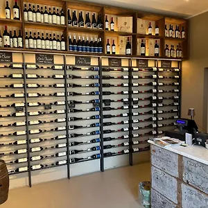 And Wine Al Castello Couette-café